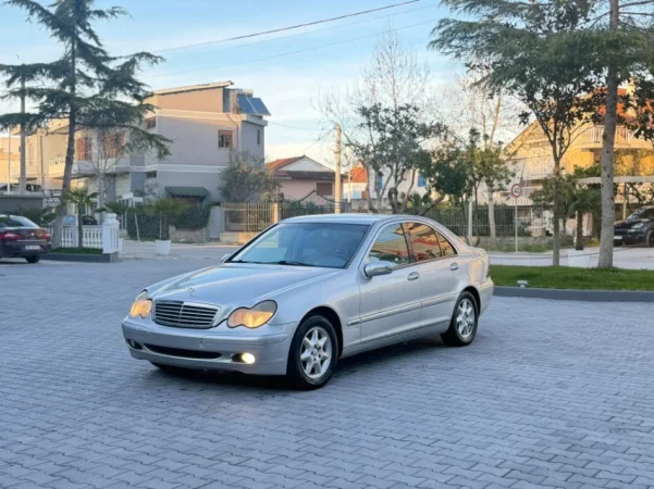 Fier, shes makine MERCEDES BENZ C220 DIESEL CDI-AUTOMATIK Nafte, gri metalizato automatik Klima 305.000 km 2.300 €