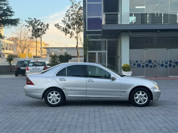 Fier, shes makine MERCEDES BENZ C220 DIESEL CDI-AUTOMATIK Nafte, gri metalizato automatik Klima 305.000 km 2.300 €