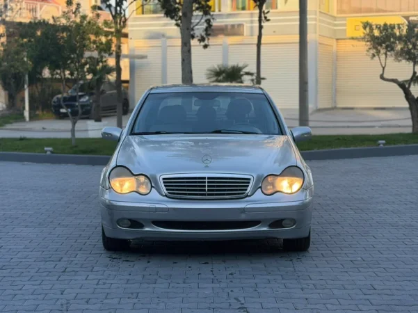 Fier, shes makine MERCEDES BENZ C220 DIESEL CDI-AUTOMATIK Nafte, gri metalizato automatik Klima 305.000 km 2.300 €