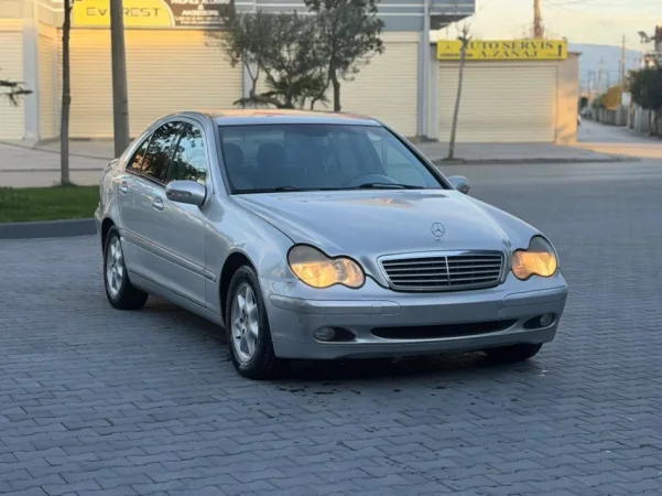 Fier, shes makine MERCEDES BENZ C220 DIESEL CDI-AUTOMATIK Nafte, gri metalizato automatik Klima 305.000 km 2.300 €