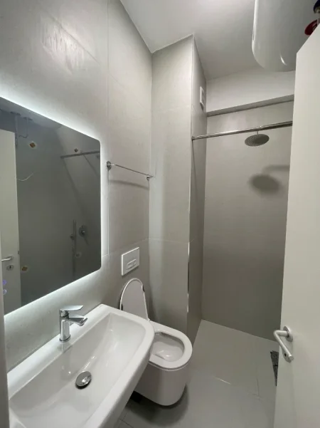 Tirane, jepet me qera apartament 1+1+Ballkon Kati 3, 70 m² 450 € (Ali Demi)