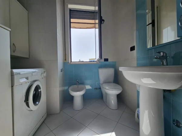 Tirane, jepet me qera apartament 1+1 Kati 7, 60 m² 700 € (Pazari i Ri)
