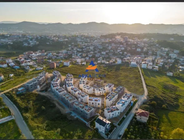 Tirane, jepet me qera Vile 3 Katshe Kati 3, 196 m² 2.300 €