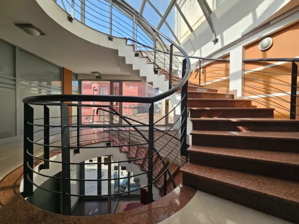 Tirane, jepet me qera zyre Kati 1, 72 m² 1.100 € (pazari ri)