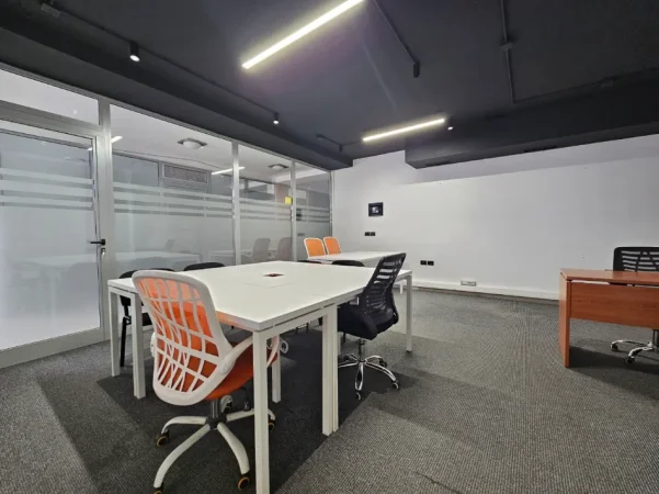 Tirane, jepet me qera zyre Kati 1, 72 m² 1.100 € (pazari ri)