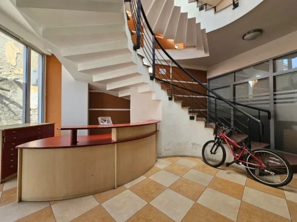 Tirane, jepet me qera zyre Kati 1, 72 m² 1.100 € (pazari ri)