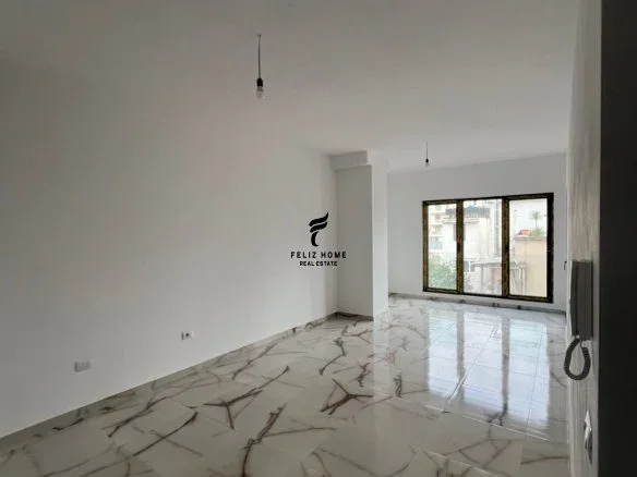 Tirane, jepet me qera zyre Kati 3, 76 m² 700 € (RRUGA E BARRIKADAVE)