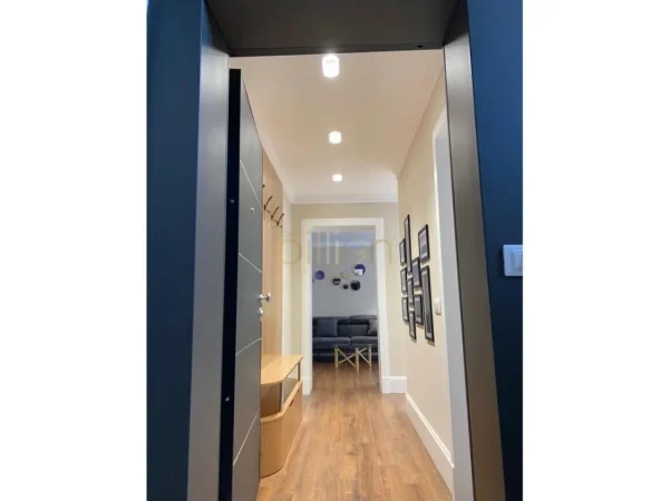 Tirane, jepet me qera 1+1 , 80 m² 800 € (Ish Blloku)