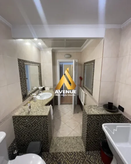 Shqiperi, jepet me qera apartament 1+1 Kati 7, 850 € (Rruga e Barrikadave)