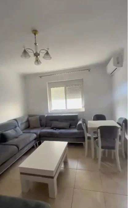 Tirane, jepet me qera apartament 1+1 Kati 4, 65 m² 500 € (Xhamlliku)
