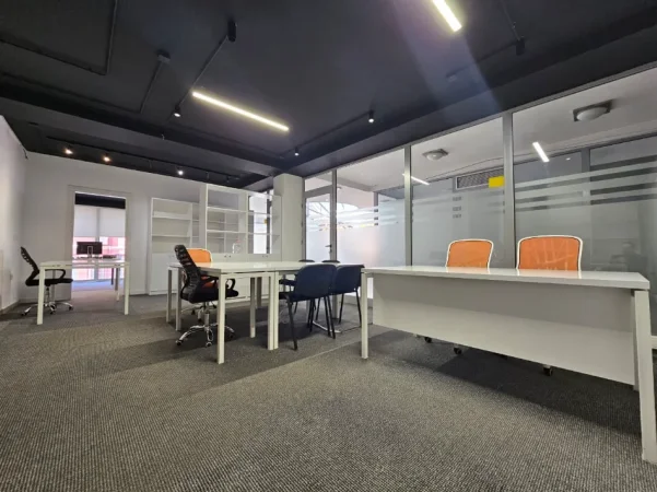 Tirane, jepet me qera zyre Kati 3, 72 m² 1.100 € (Pazari i Ri)