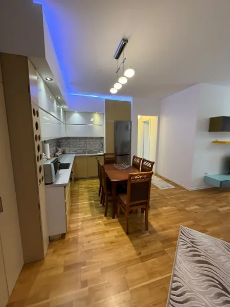 Tirane, jepet me qera apartament 2+1+Ballkon Kati 2, 100 m² 900 € (Kopshti Botanik)