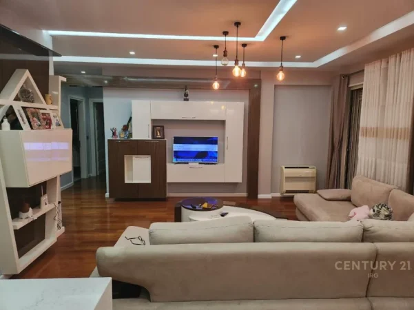 Tirane, jepet me qera apartament 1+1 Kati 12, 135 m² 1.000 € (ish hipoteka)