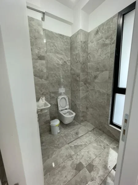 Tirane, jepet me qera zyre Kati 1, 108 m² 1.100 € (21 Dhjetori)