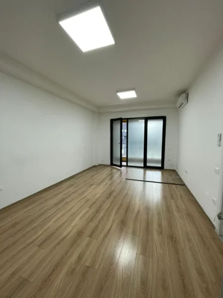 Tirane, jepet me qera zyre Kati 1, 108 m² 1.100 € (21 Dhjetori)