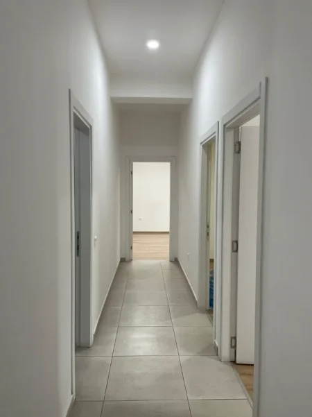 Tirane, jepet me qera zyre Kati 1, 108 m² 1.100 € (21 Dhjetori)