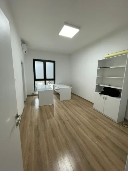 Tirane, jepet me qera zyre Kati 1, 108 m² 1.100 € (21 Dhjetori)
