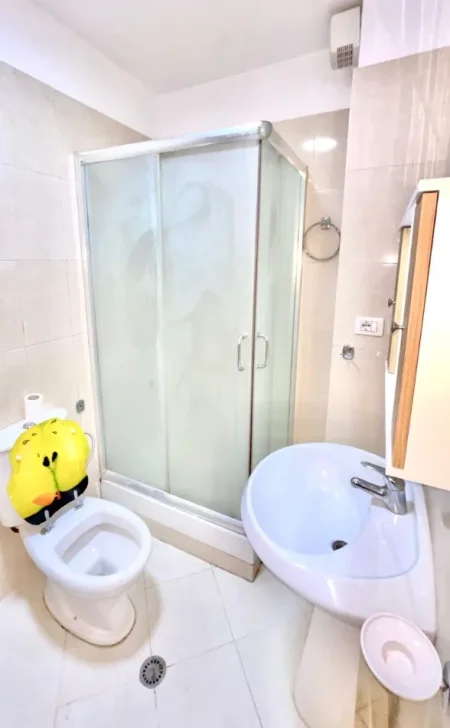 Tirane, jepet me qera apartament 2+1+Ballkon Kati 3, 95 m² 450 € (Astir)