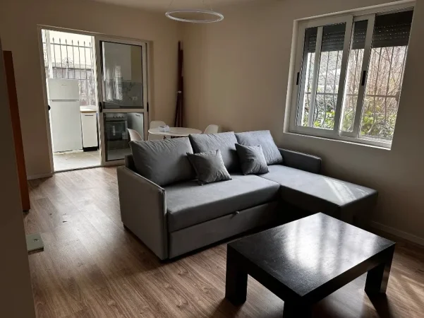 Tirane, jap me qera apartament 1+1 Kati 1, 50 m² 550 € (21 Dhjetori, afer shkolles Sabaudin Gabrani)