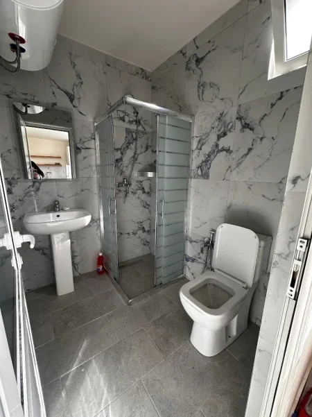 Tirane, jap me qera apartament 1+1 Kati 1, 50 m² 550 € (21 Dhjetori, afer shkolles Sabaudin Gabrani)