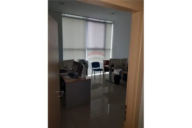 Tirane, jepet me qera zyre Kati 1, 530 m² 5.800 € 