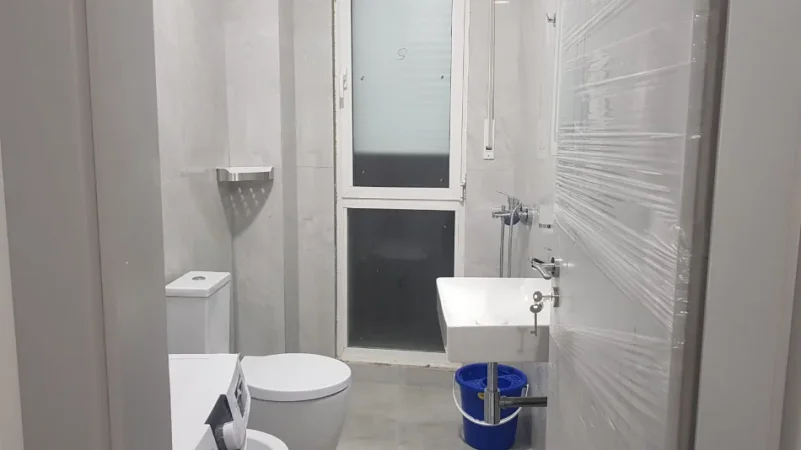 Tirane, jepet me qera apartament 1+1 Kati 3, 90 m² 650 € (Komuna e Parisit)