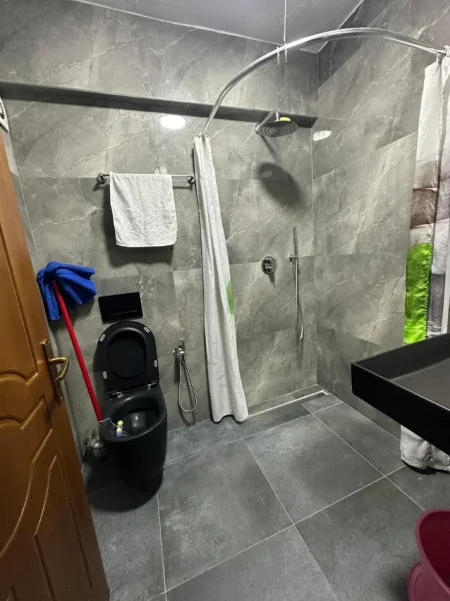 Tirane, jepet me qera apartament 2+1 Kati 1, 110 m² 500 € (Laprak)