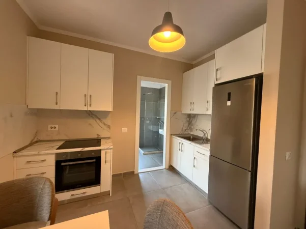 Tirane, jepet me qera apartament 1+1 Kati 3, 60 m² 450 € (rruga xhanfize keko)