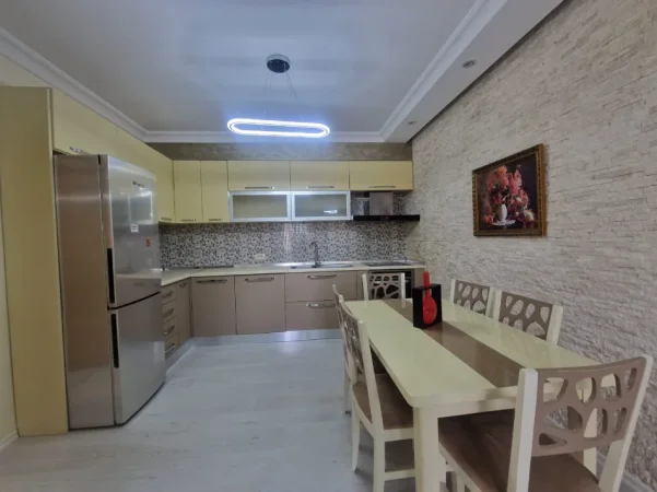 Tirane, shitet apartament 3+1+Ballkon Kati 4, 127 m² 219.000 € (Porcelan afer UET)