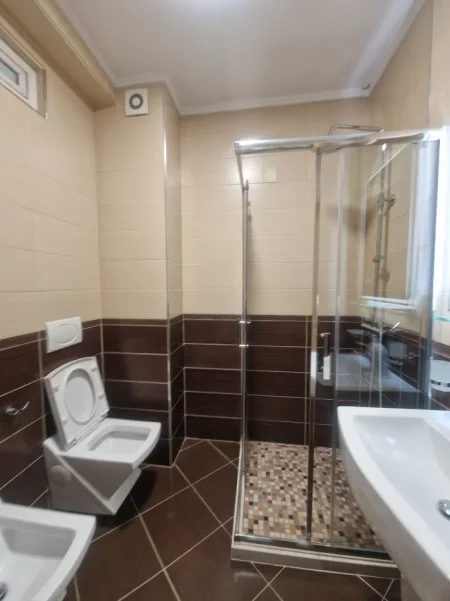 Tirane, shitet apartament 3+1+Ballkon Kati 4, 127 m² 219.000 € (Porcelan afer UET)