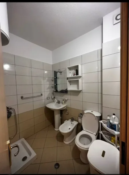 Durres, jepet me qera apartament 1+1 , 60 m² 350 € (shkembi i kavajes)