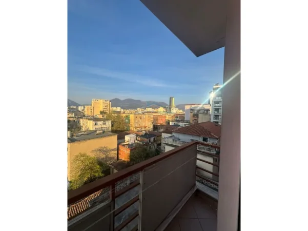 Tirane, jepet me qera apartament 1+1+Ballkon Kati 5, 63 m² 550 € (Rruga e Bogdaneve)