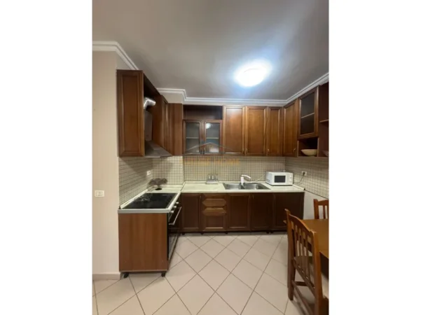 Tirane, jepet me qera apartament 1+1+Ballkon Kati 5, 63 m² 550 € (Rruga e Bogdaneve)