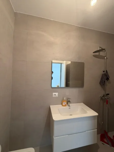 Tirane, jepet me qera apartament 1+1 Kati 5, 53 m² 250 € (Univers City)