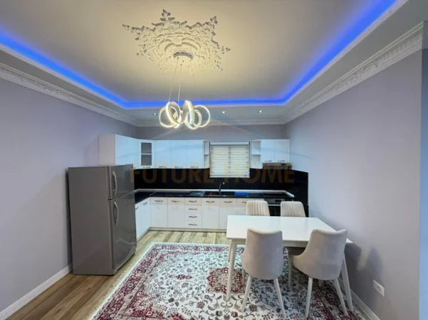 Tirane, jepet me qera apartament 2+1+Ballkon Kati 5, 116 m² 550 € (Yzberisht)