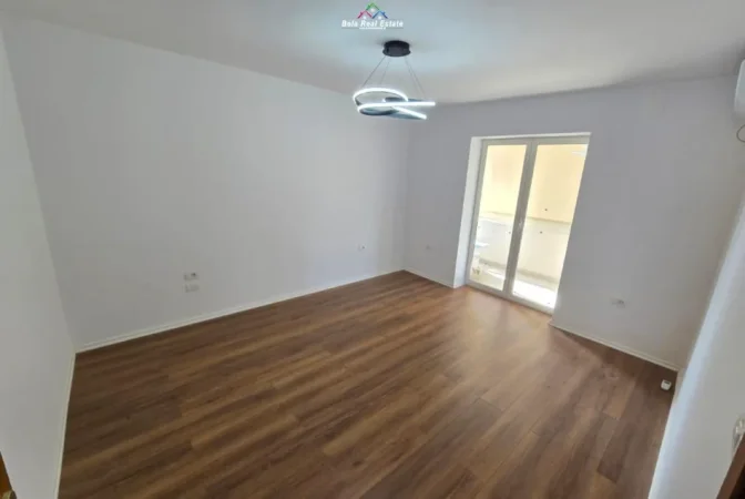 Tirane, jepet me qera zyre Kati 4, 100 m² 700 € (ish ekspozita)