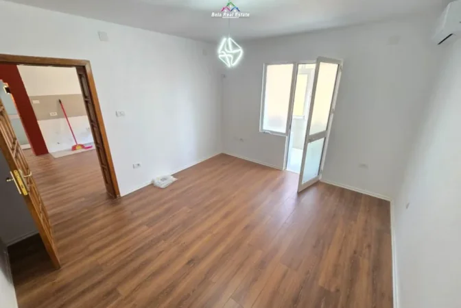 Tirane, jepet me qera zyre Kati 4, 100 m² 700 € (ish ekspozita)