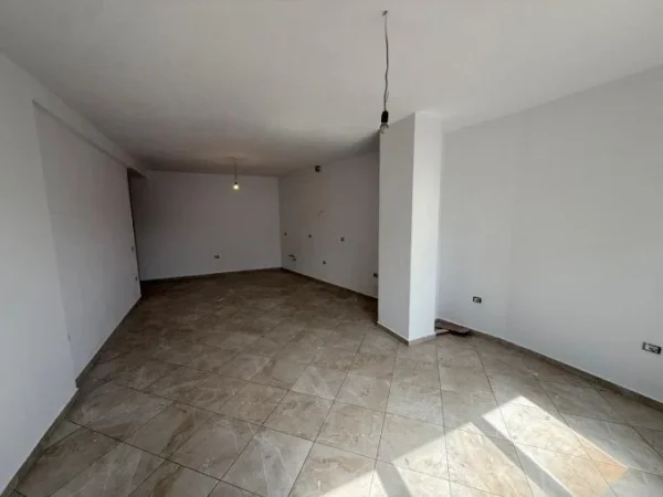 Tirane, jepet me qera apartament 2+1 Kati 1, 126 m² 1.500 € (qender , sheshi skenderbej)