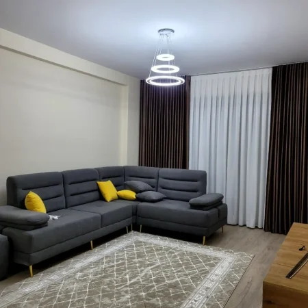 Tirane, jepet me qera apartament 2+1+Ballkon , 165 m² 1.000 € (Liqeni i Thate)