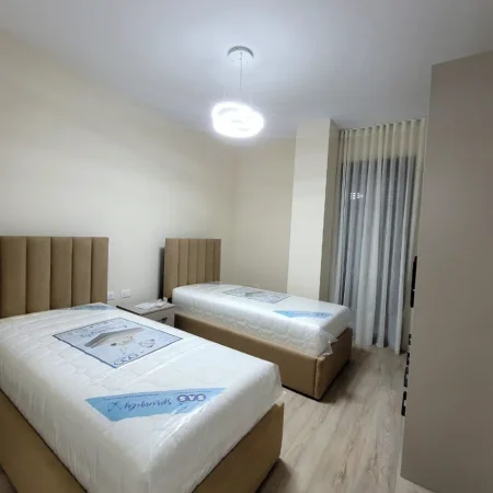Tirane, jepet me qera apartament 2+1+Ballkon , 165 m² 1.000 € (Liqeni i Thate)