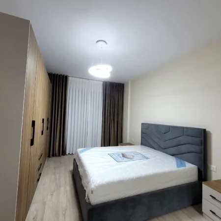 Tirane, jepet me qera apartament 2+1+Ballkon , 165 m² 1.000 € (Liqeni i Thate)