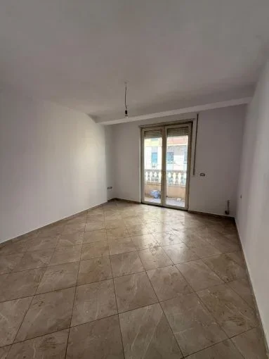 Tirane, jepet me qera apartament 2+1 Kati 1, 126 m² 1.500 € (rruga barrikada , 9 -Katshet)