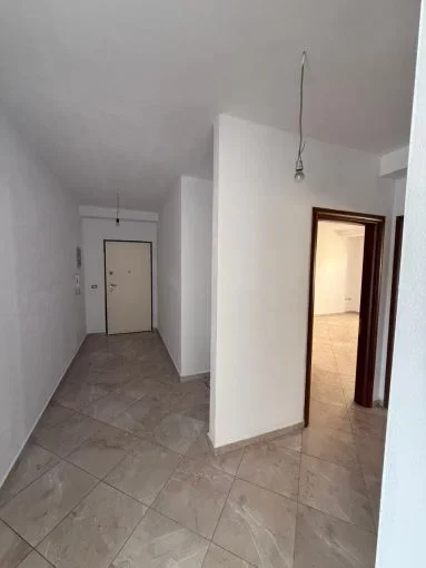 Tirane, jepet me qera ambjent biznesi Kati 1, 126 m² 1.500 € (qender , sheshi skenderbej)