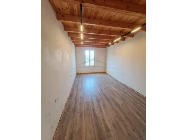 Tirane, jepet me qera ambjent biznesi Kati 0, 1.000 € (kombinat)