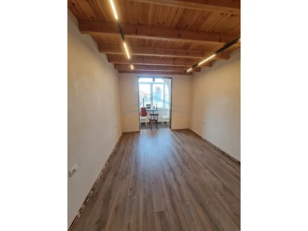 Tirane, jepet me qera ambjent biznesi Kati 0, 1.000 € (kombinat)