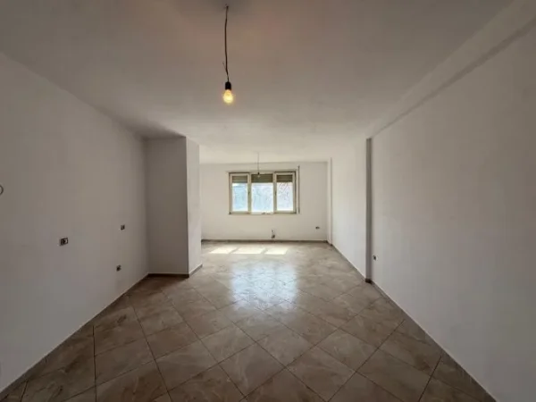 Tirane, jepet me qera zyre Kati 1, 126 m² 1.500 € (9-katshet , rruga e barrikadave)