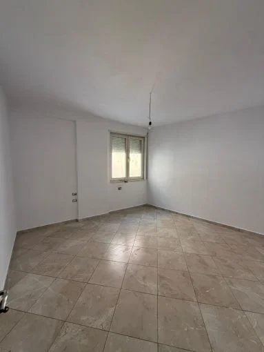 Tirane, jepet me qera zyre Kati 1, 126 m² 1.500 € (qender , sheshi skenderbej)