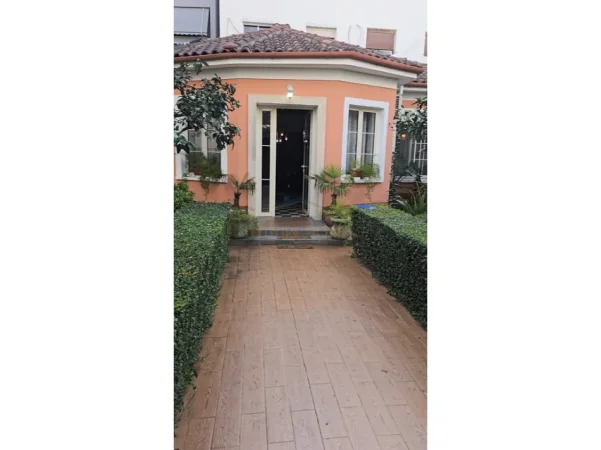 Tirane, jepet me qera shtepi 3+1 Kati 1, 353 m² 1.700 € (rruga qemal stafa pazari ri)