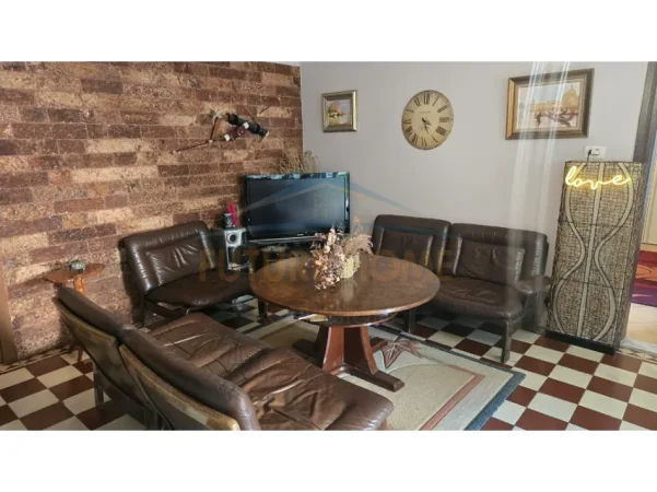 Tirane, jepet me qera shtepi 3+1 Kati 1, 353 m² 1.700 € (rruga qemal stafa pazari ri)