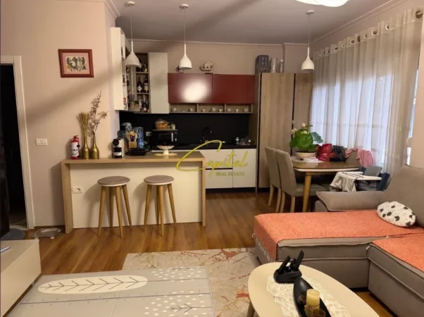 Tirane, jepet me qera apartament 1+1 Kati 6, 63 m² 800 € (LIQENI ARTIFICIAL)